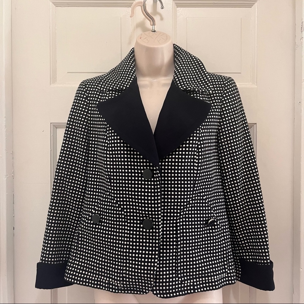 Women’s blue and while polka dot blazer with pockets.